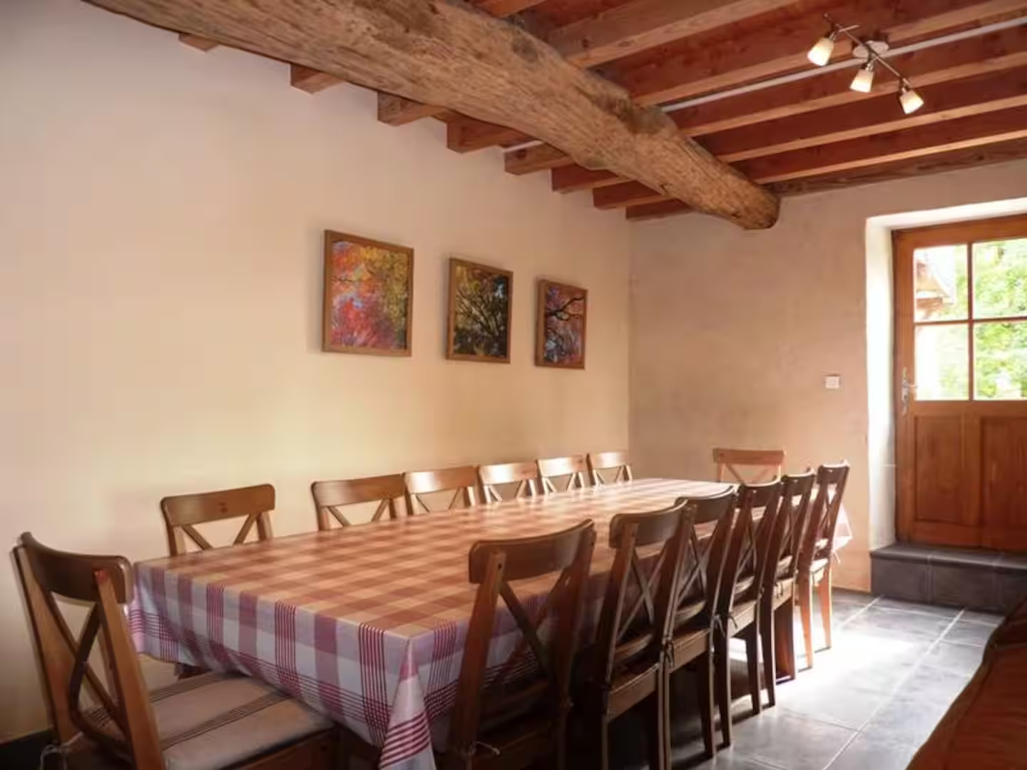 La grande table du gîte de Marbois 14 personnes extensible à 20 personnes.