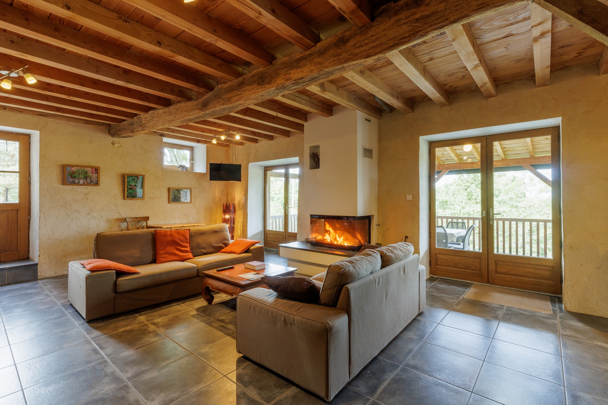 Coin salon avec vue sur la terrasse